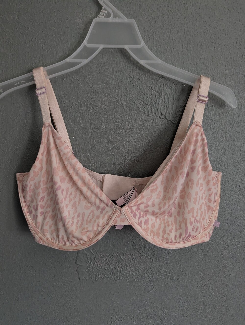 Victoria's Secret Light Pink Leopard Underwire Bra - Picture 1 of 4